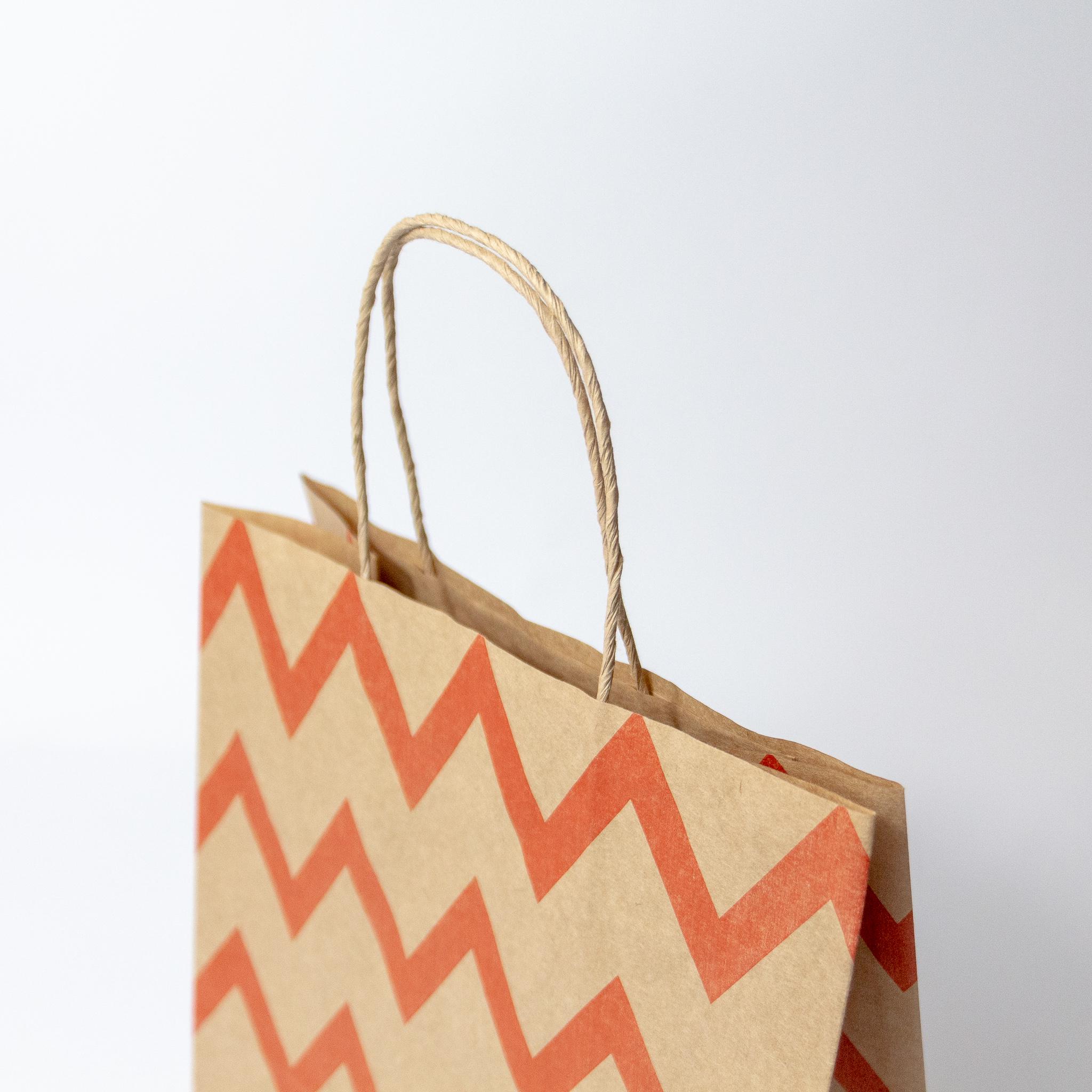 Пакет подарочный с ручками с красным орнаментом зиг-заг 210x120x290 мм 50 шт. Бурый - фото 3 Пакет подарочный с ручками с красным орнаментом зиг-заг 210x120x290 мм 50 шт. Бурый - фото 3