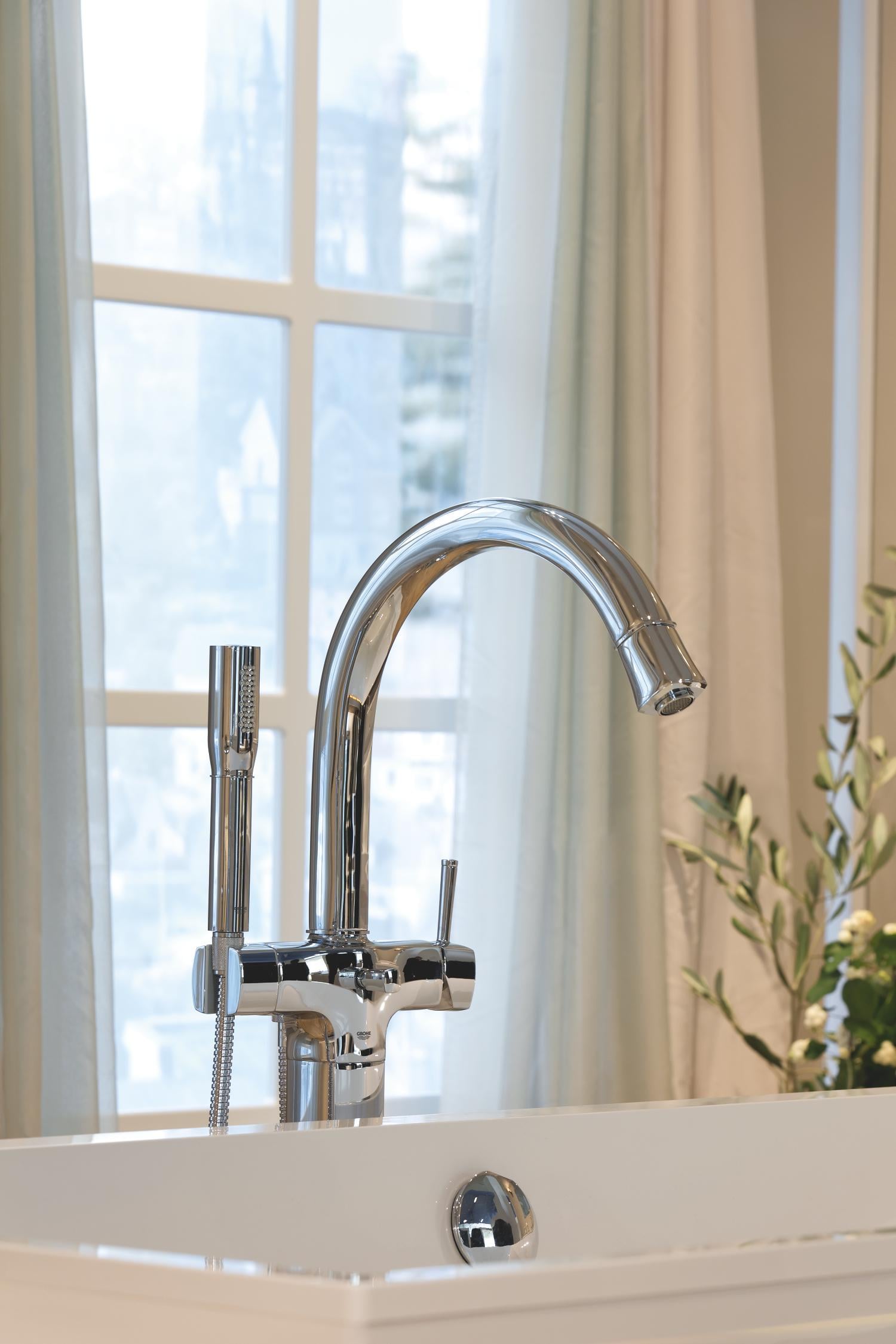 Смеситель Grohe напольный для ванны Grandera