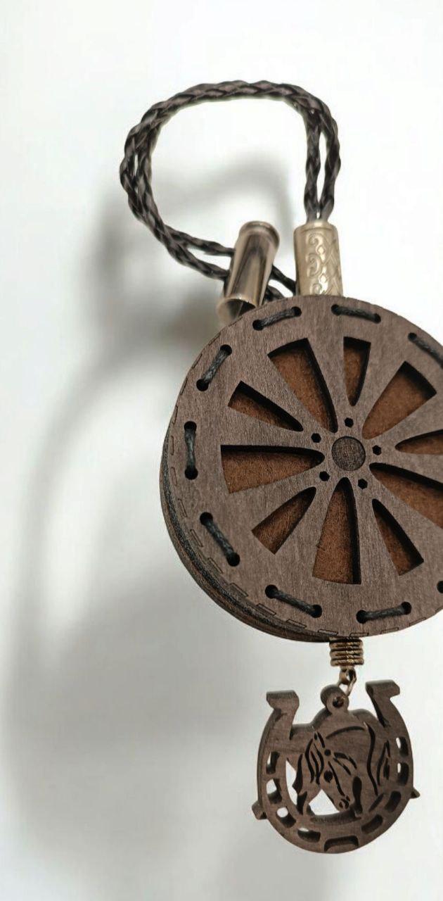 Ароматизатор для авто многоразовый в виде колеса из дерева/войлока и аромапарфюм 10 мл в подарочной коробке (109) - фото 6