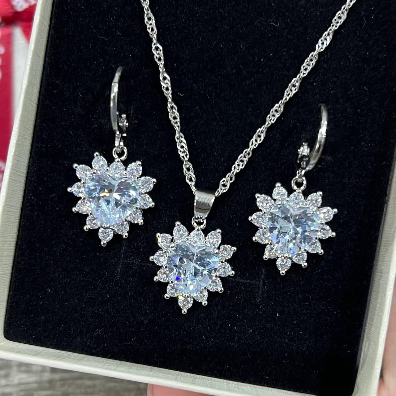 Набор украшений Xuping Jewelry серьги и колье сердечки в серебре с цирконами в оправе ювелирный сплав в коробочке (82709253)