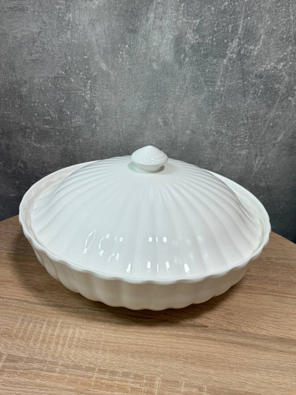 Блюдо сервировочное с крышкой Stenson Shell Bowl фарфоровое 35,5 см Белый (MC6286-14) Блюдо сервировочное с крышкой Stenson Shell Bowl фарфоровое 35,5 см Белый (MC6286-14)
