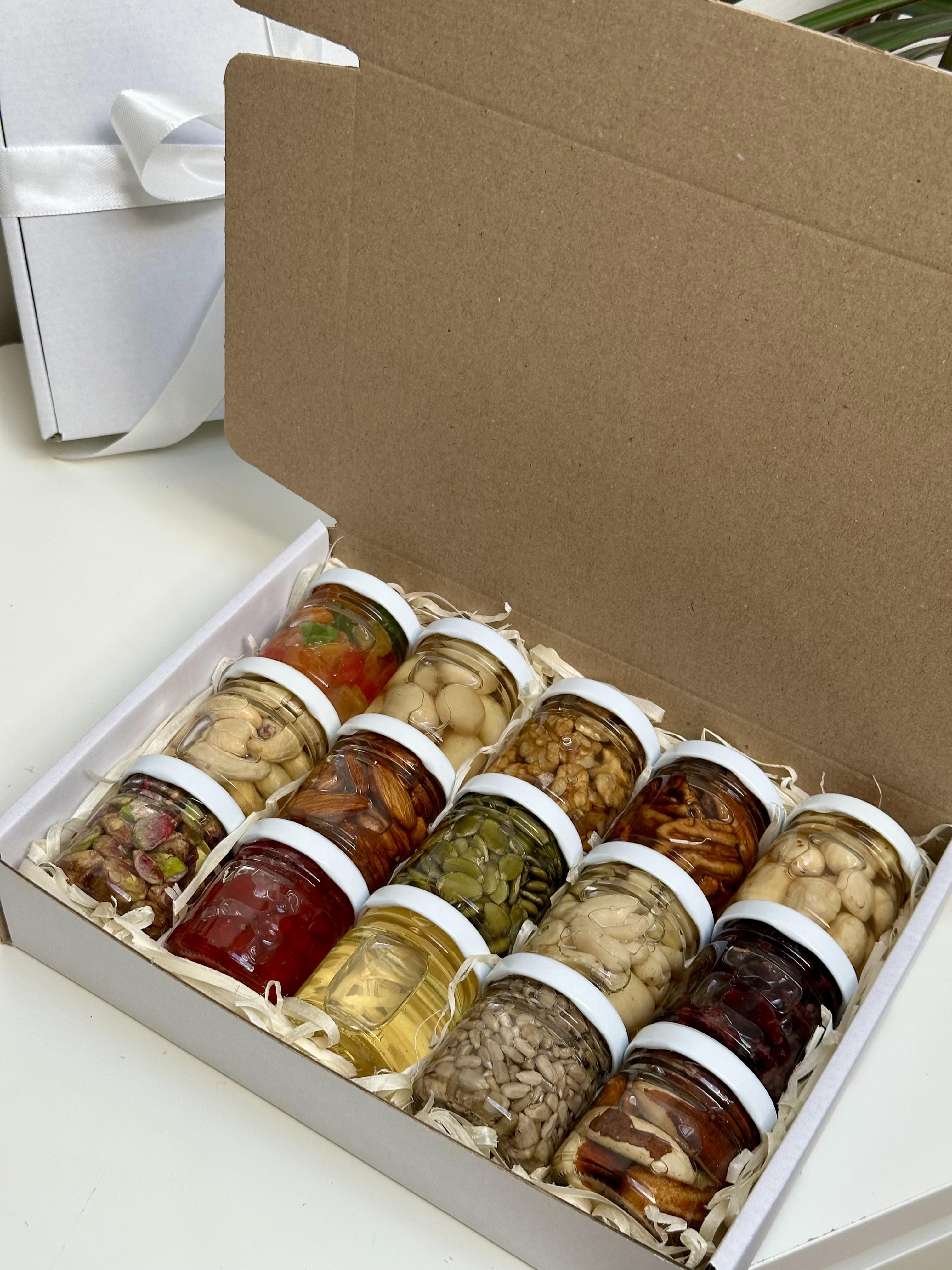 Подарунковий набір у коробці горішки в меді акації 15 баночок по 50 г Білий - фото 2 Подарунковий набір у коробці горішки в меді акації 15 баночок по 50 г Білий - фото 2