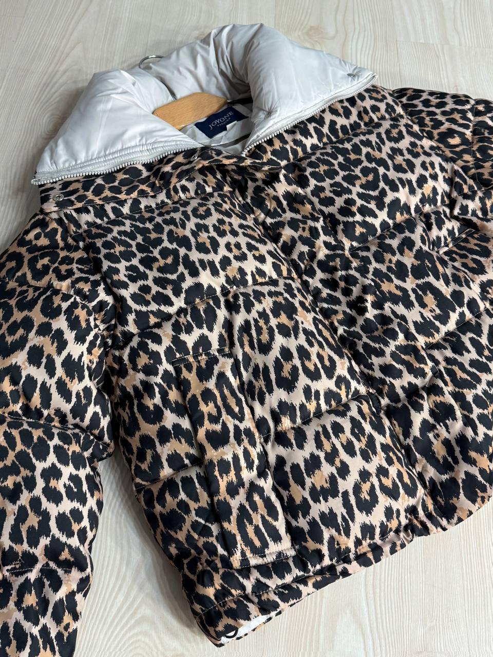 Куртка женская JOY ONE 8318 пуффер воротник стойка короткая леопардовый принт XL Коричневый (2514) - фото 8 Куртка женская JOY ONE 8318 пуффер воротник стойка короткая леопардовый принт XL Коричневый (2514) - фото 8