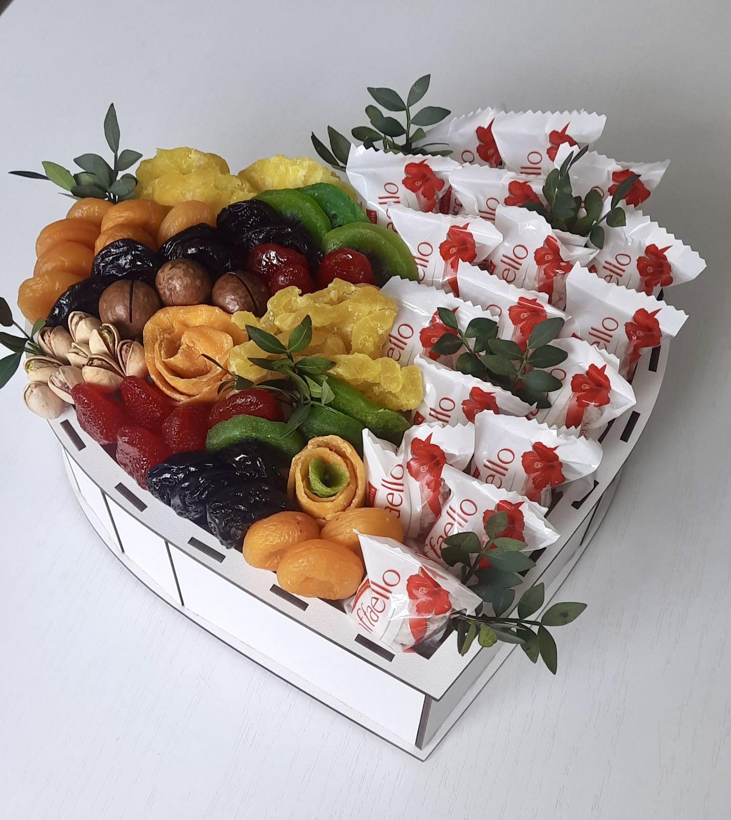 Подарочный бокс Ohmybuket в форме сердца с конфетами Rafaello и сухофруктами 33 см (OMB-29)