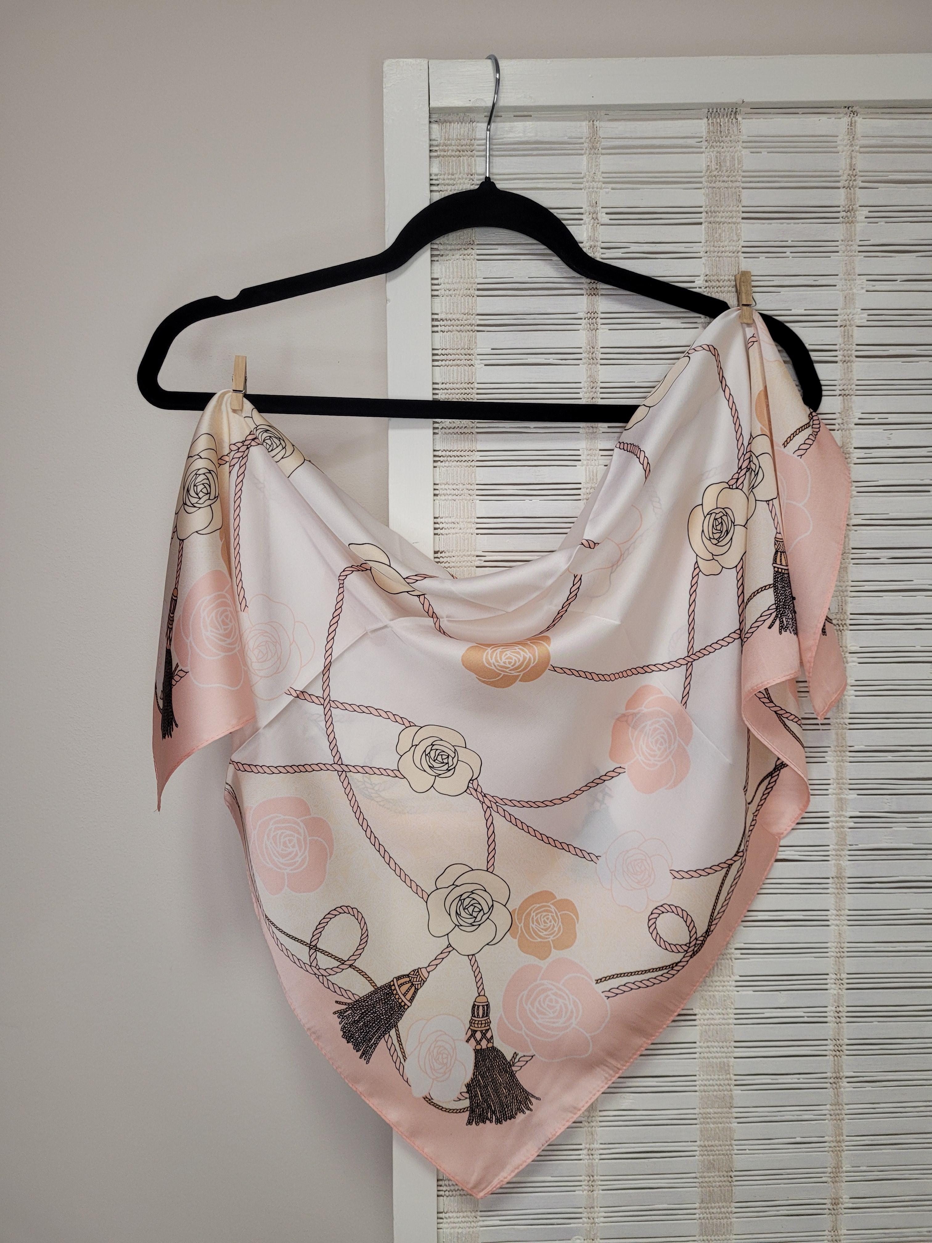 Хустка жіноча шийна шовкова Троянди 70х70 см Молочний/Світло-рожевий