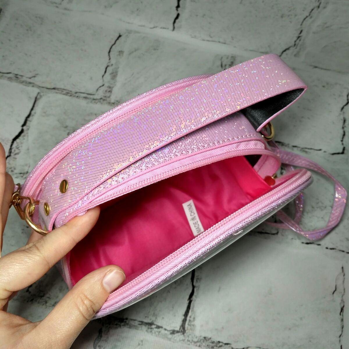 Сумочка дитяча для дівчинки лакова з ремінцем Котик з блискітками 18,5х16х7 см Рожевий (552-6) - фото 2 Сумочка дитяча для дівчинки лакова з ремінцем Котик з блискітками 18,5х16х7 см Рожевий (552-6) - фото 2