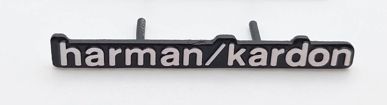 Эмблема Harman/kardon на сетку динамика на шпильках 4,4х0,5 см (1759759221)