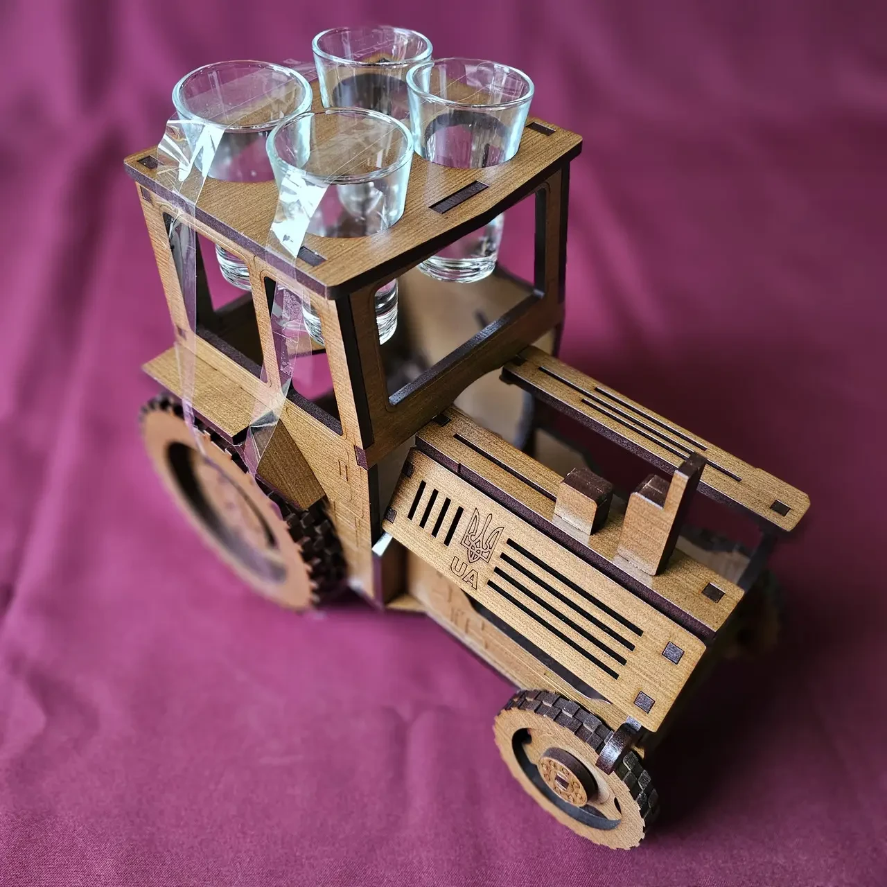 Подставка для бутылки Хатинка Трактор с бочкой-графином и рюмками деревянная (CNT00012062)