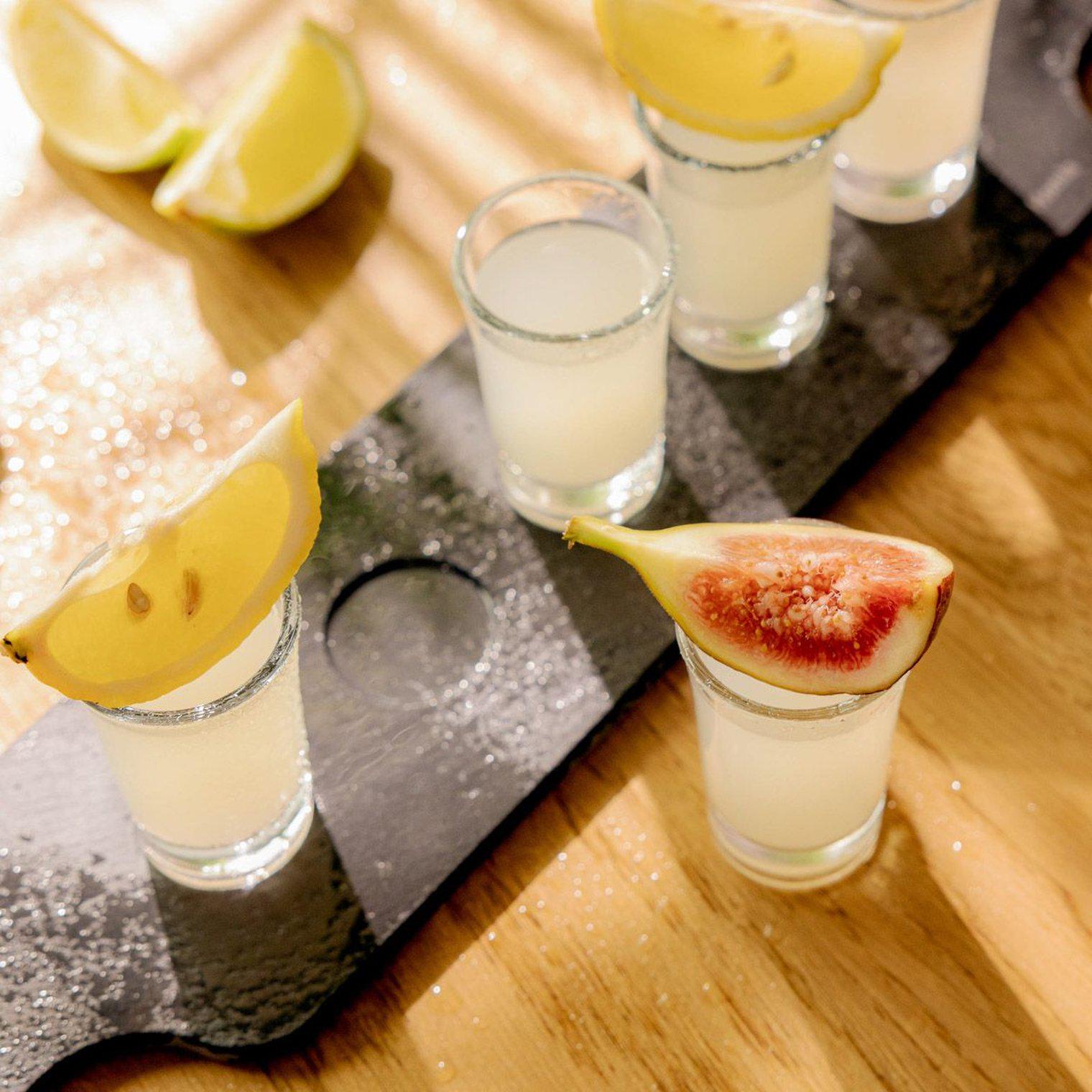 Набор стопок на подносе Homla STONE 25 мл 5 шт Прозрачный (214513) - фото 5 Набор стопок на подносе Homla STONE 25 мл 5 шт Прозрачный (214513) - фото 5