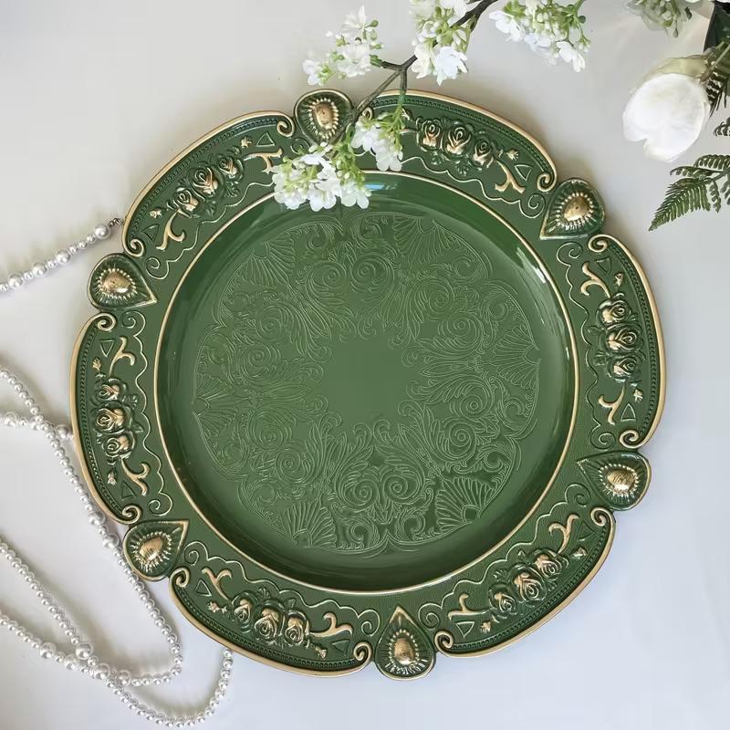 Тарелка пластиковая круглая подставная для стола обеденная крепкая многоразовая с золотистым узором 33 см Зеленый
