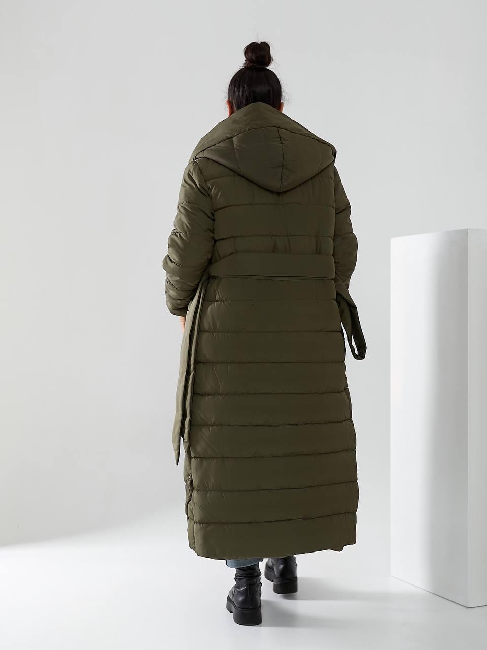 Пуховик длинный Aiza А032 на поясе кнопках молнии и с капюшоном р. 46-48 Хаки - фото 6 Пуховик длинный Aiza А032 на поясе кнопках молнии и с капюшоном р. 46-48 Хаки - фото 6