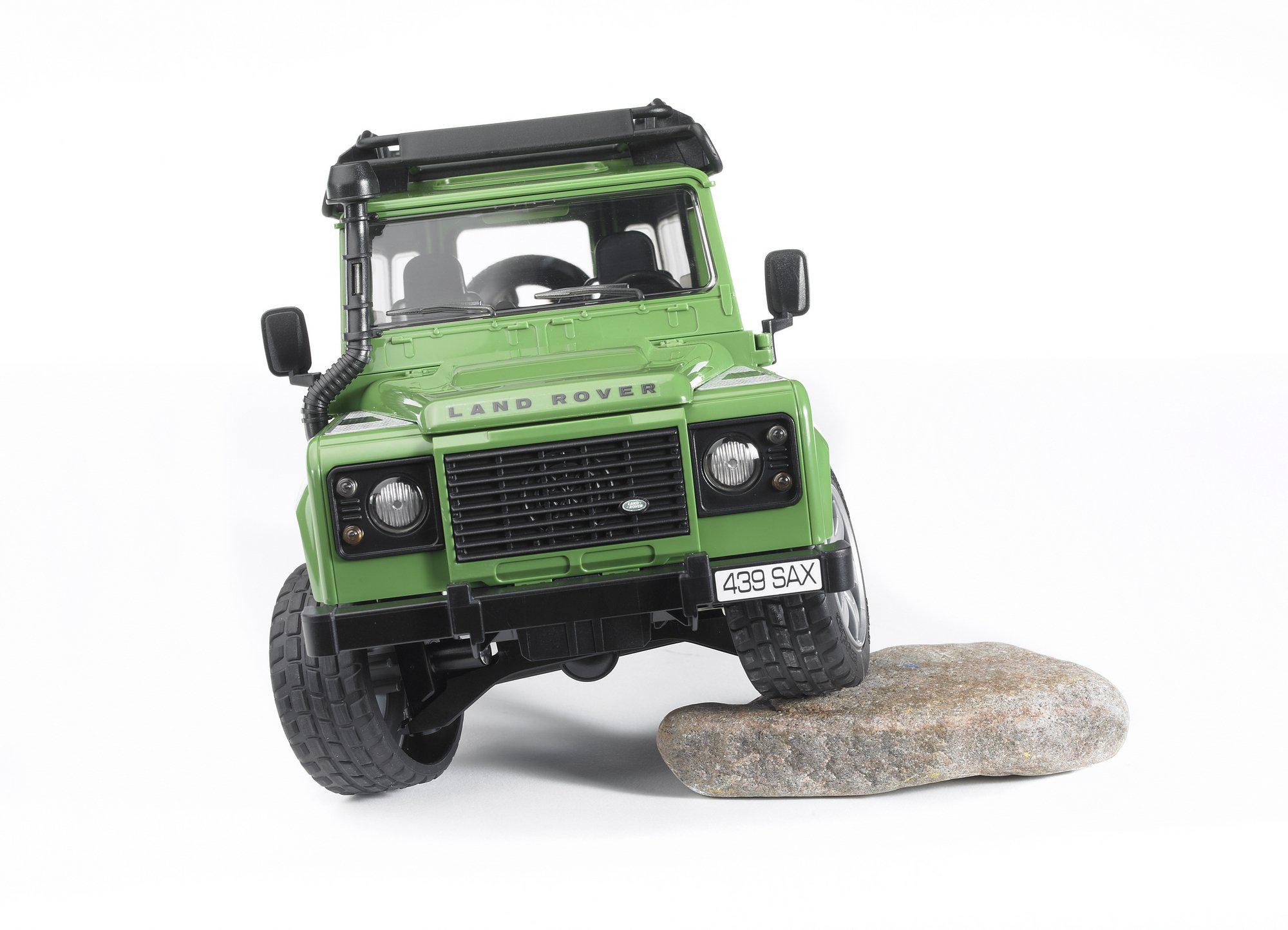 Іграшка Джип Bruder Land Rover Defender модель 1:16 (02590)