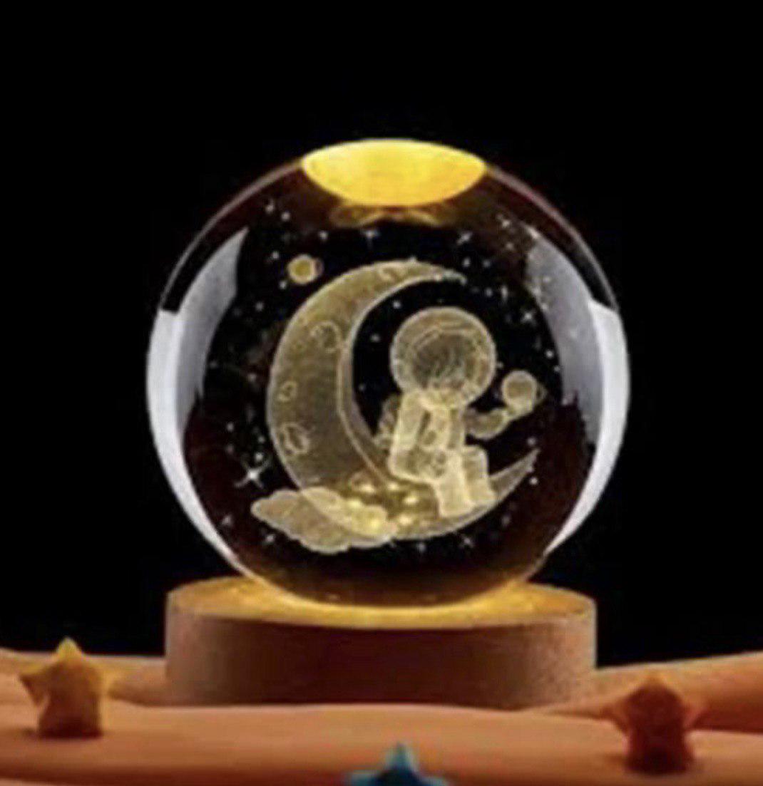 Ночник-хрустальный шар Космонавт на луне на деревянной подставке LED подсветки/от USB 8 см (м00176)
