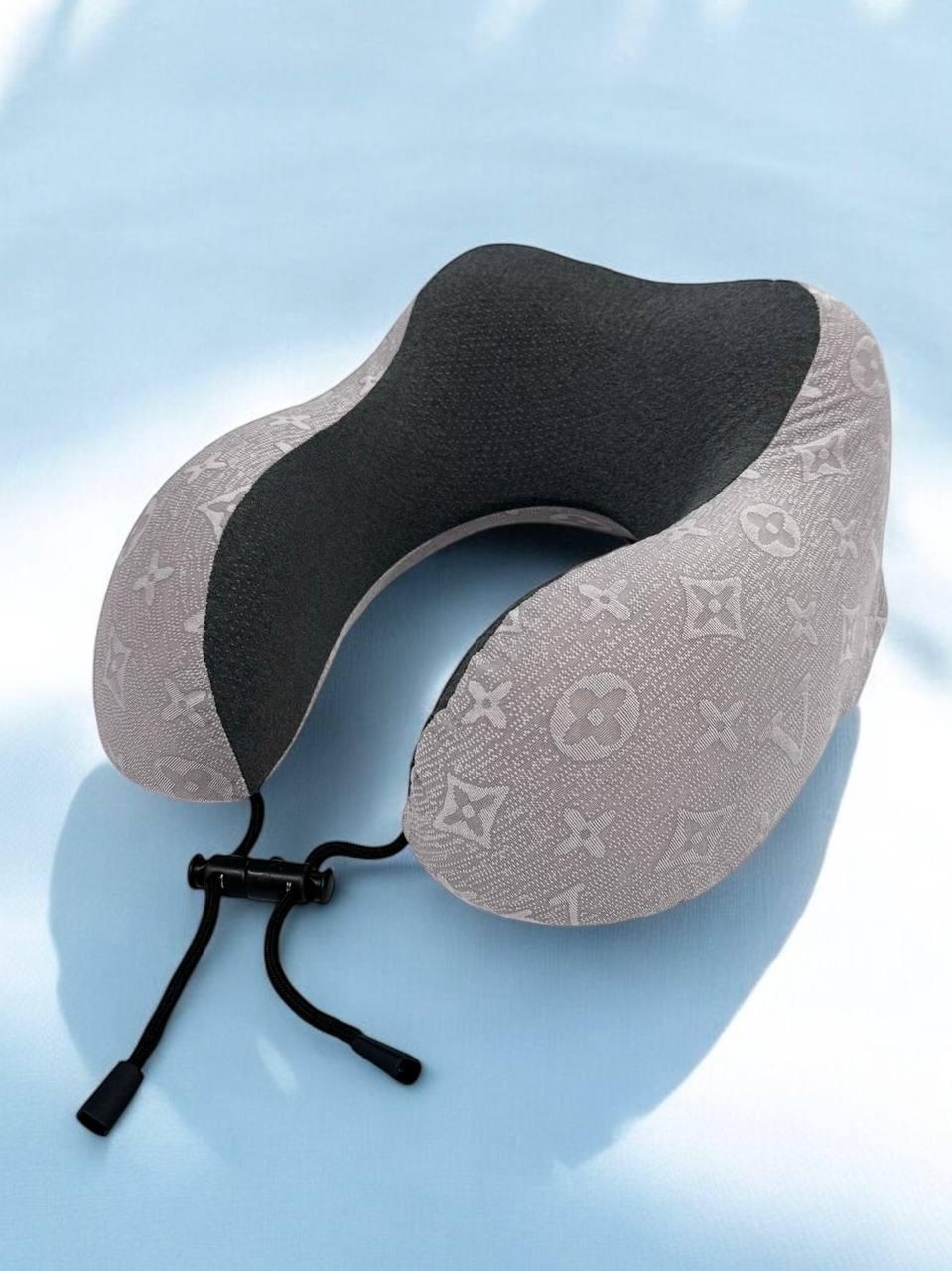 Подушка для путешествий ортопедическая Laska с эффектом памяти 28х24х14 см Серый (24588) Подушка для путешествий ортопедическая Laska с эффектом памяти 28х24х14 см Серый (24588)