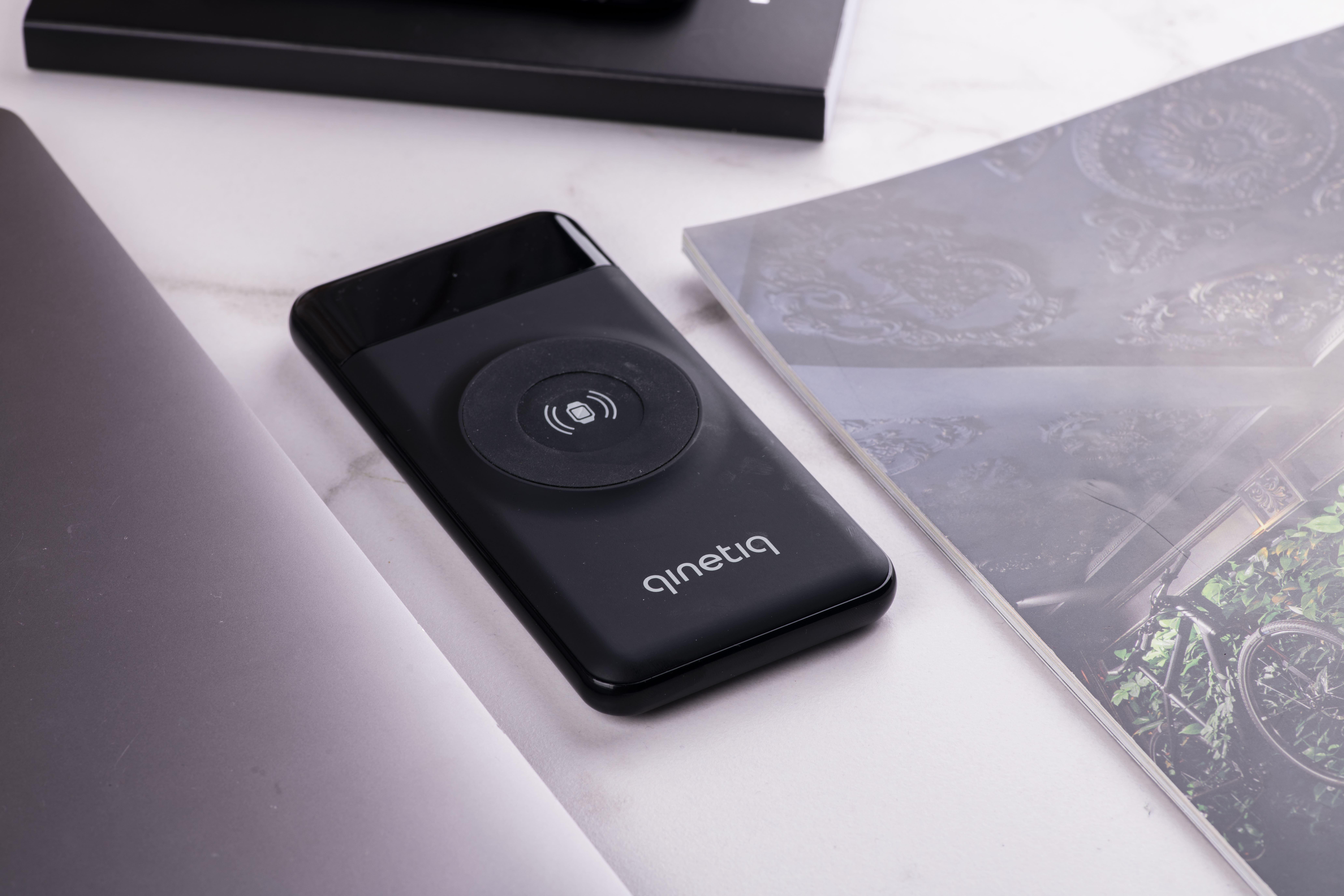 Портативная батарея QINETIQ Wireless iWatch H100BWA 10 000mAh с беспроводной зарядкой