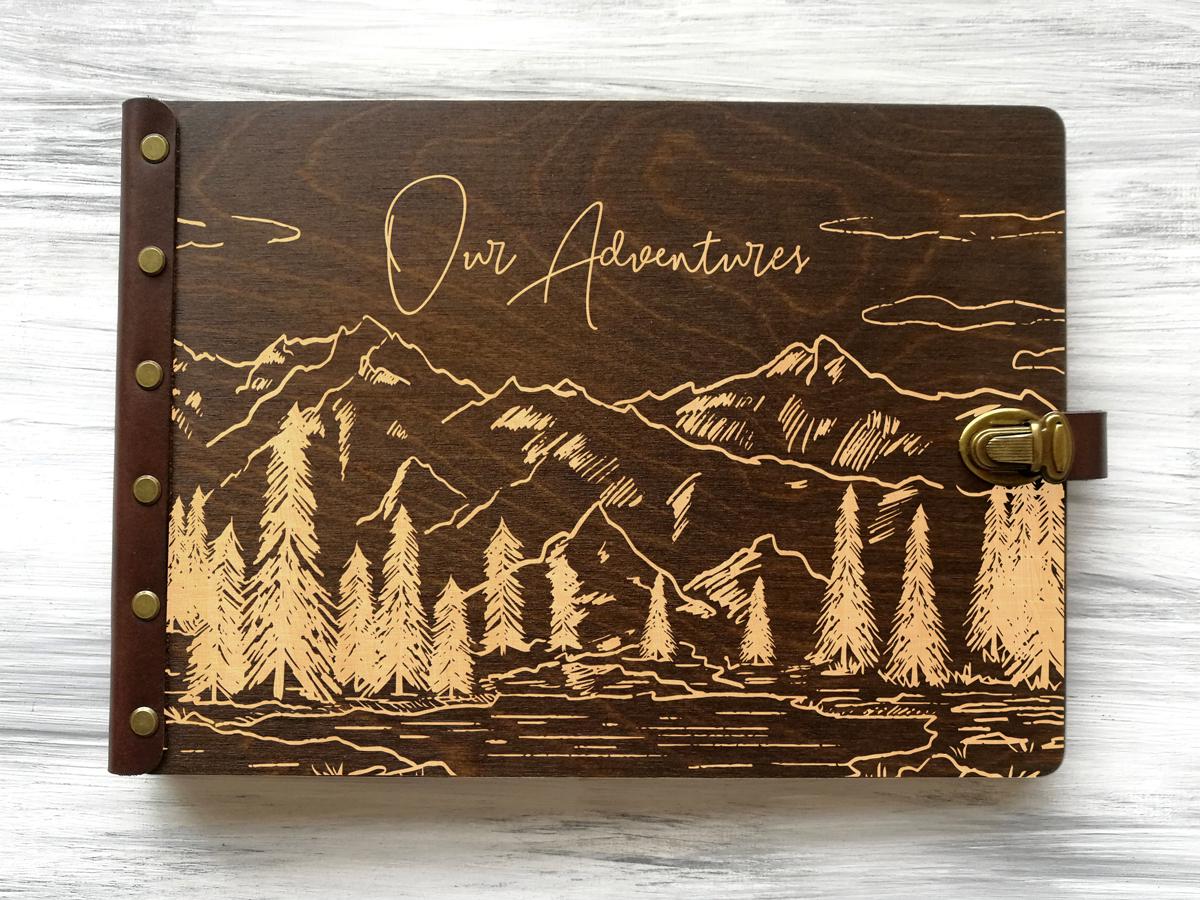 Фотоальбом дерев'яна обкладинка з гравіюванням Our Adventures 30 аркушів Темне дерево