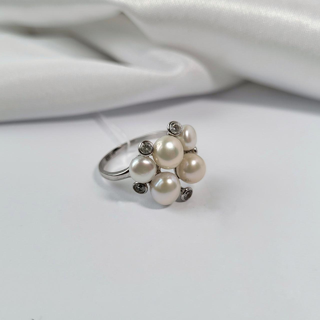 Каблучка з білими перлинами срібло 925 проби родоване 4,19 г р. 18 (917к) - фото 2 Каблучка з білими перлинами срібло 925 проби родоване 4,19 г р. 18 (917к) - фото 2