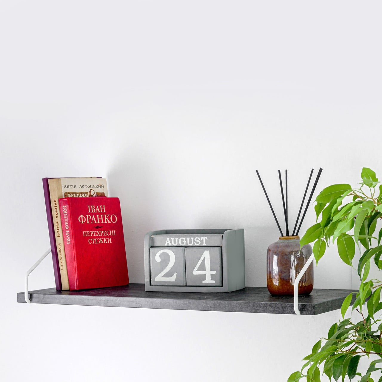 Настенная полка Adore Décor одинарная 22х60х18 см Белый/Угольный камень (1742990740)