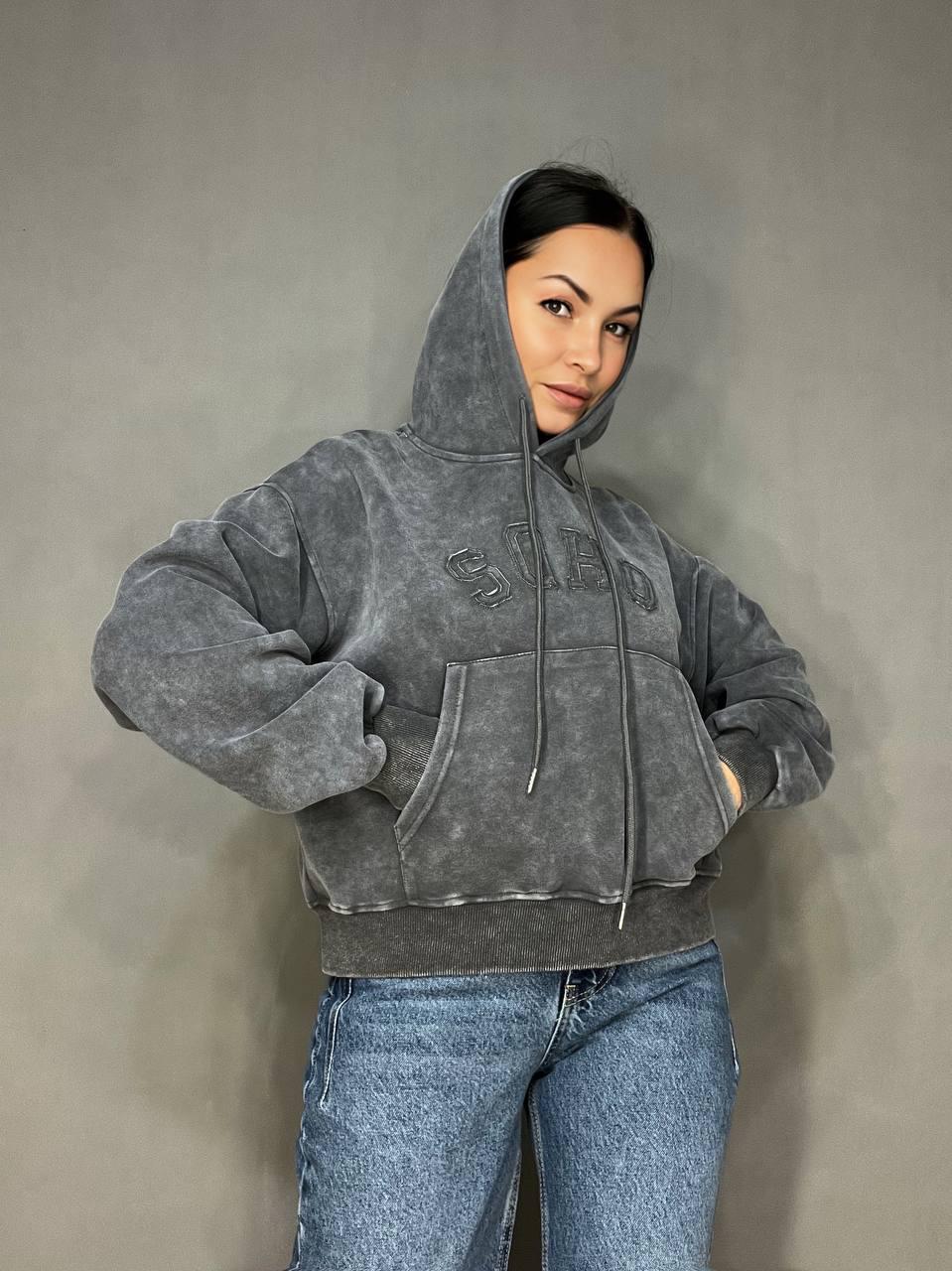 Худи женское JOY ONE 25513 вареное тай-дай вышивка впереди с капюшоном средняя длина OS Серый (3315) Худи женское JOY ONE 25513 вареное тай-дай вышивка впереди с капюшоном средняя длина OS Серый (3315)