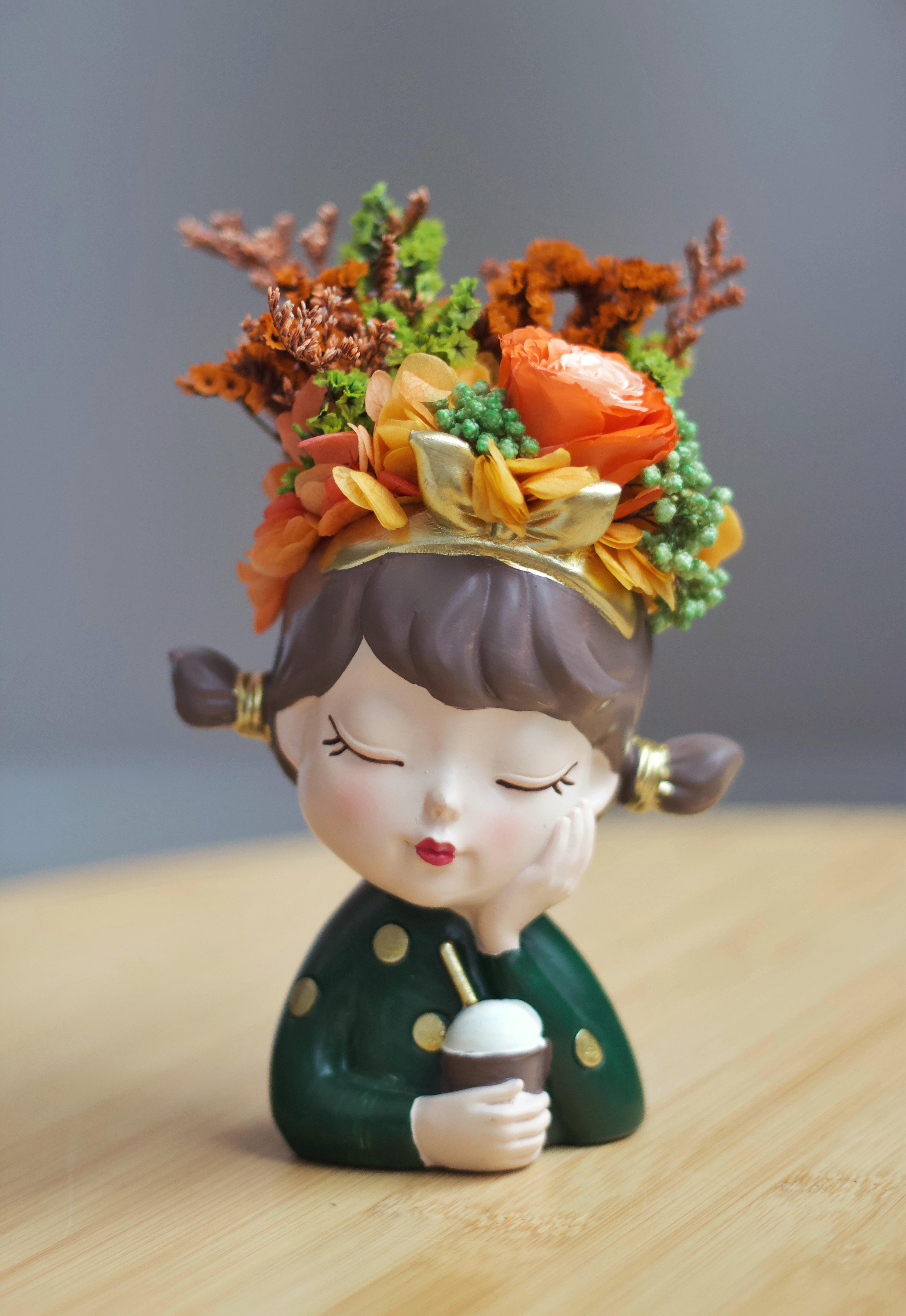 Кашпо дівчинка Хлоя з букетиком 13х10х7 см