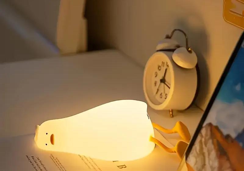 Ночник светодиодный Утка детский силиконовый аккумуляторный с сенсорным управлением 3 уровня яркости 21,5x10 см Теплый белый (D-0151) - фото 4 Ночник светодиодный Утка детский силиконовый аккумуляторный с сенсорным управлением 3 уровня яркости 21,5x10 см Теплый белый (D-0151) - фото 4