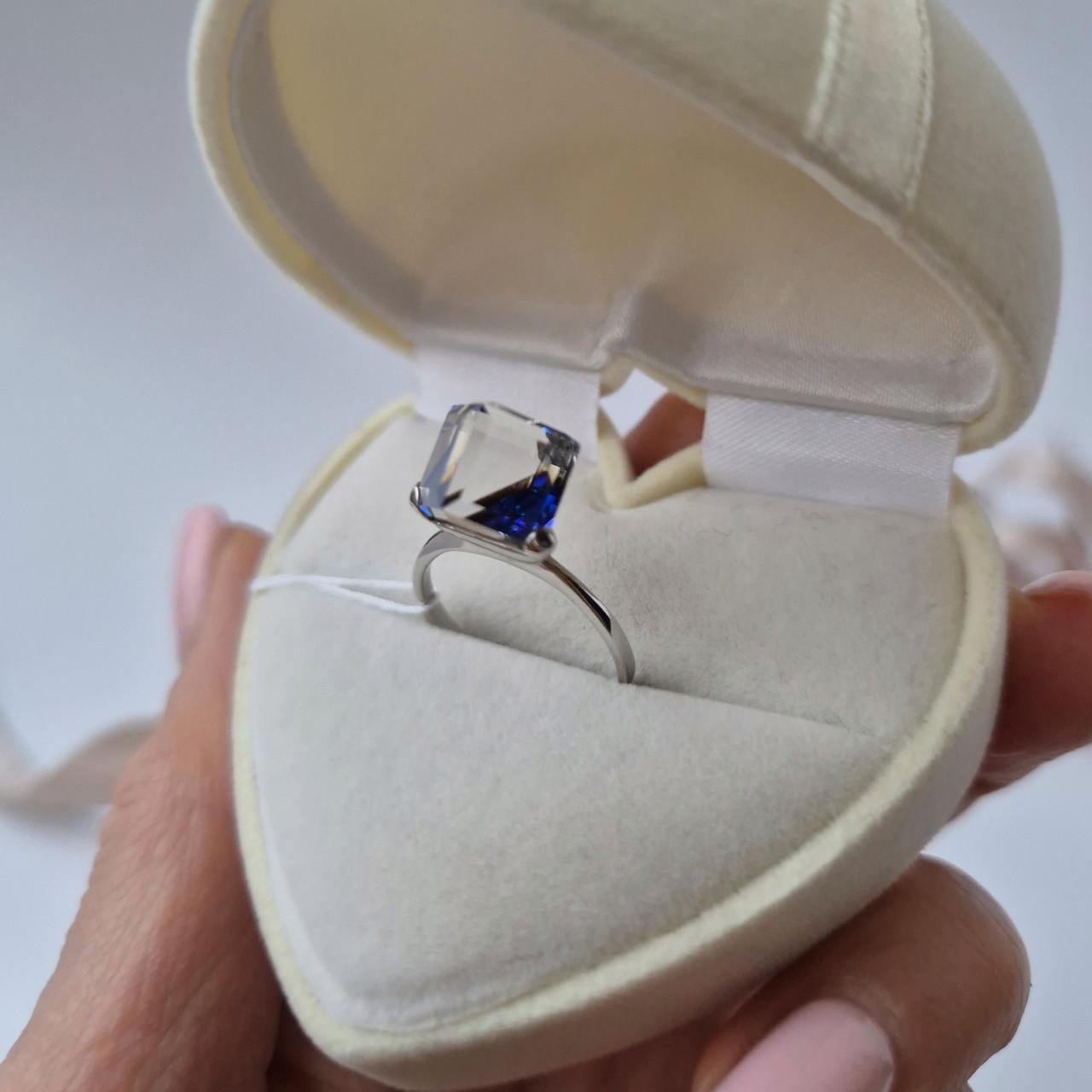 Каблучка Ілюзія Кубик вставка Сваровськи срібло 925 проби родоване 2,59 г р. 16,5 (10004р) - фото 3 Каблучка Ілюзія Кубик вставка Сваровськи срібло 925 проби родоване 2,59 г р. 16,5 (10004р) - фото 3