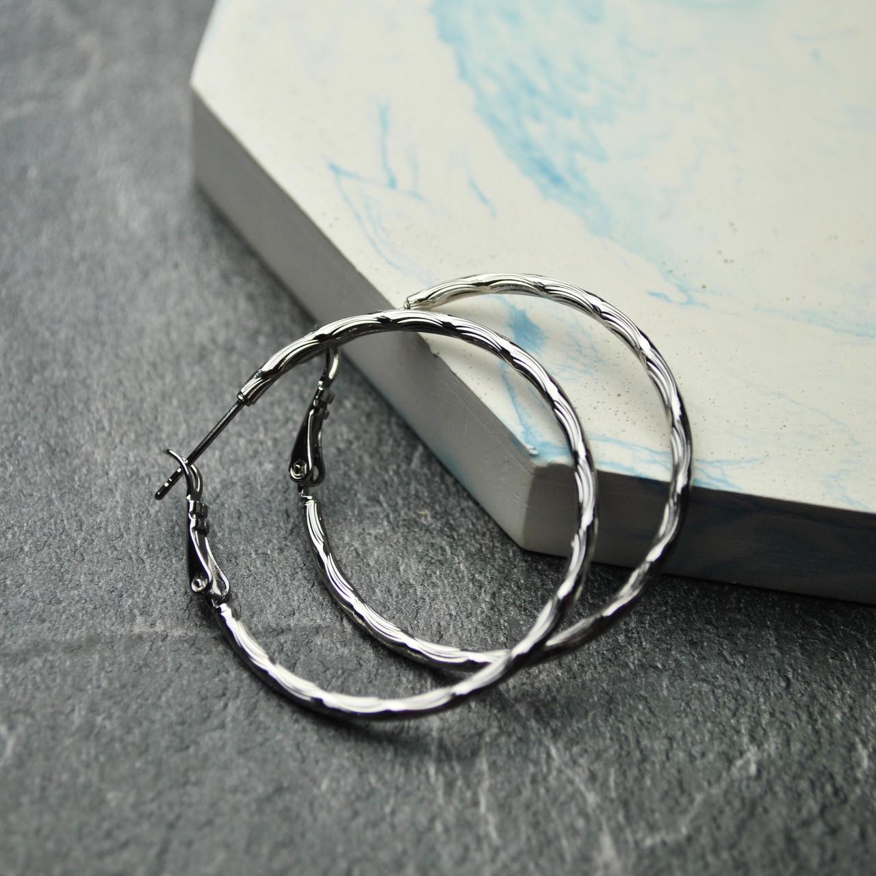 Сережки кольца с узором медицинская сталь родий 3,6 см (x176-1)