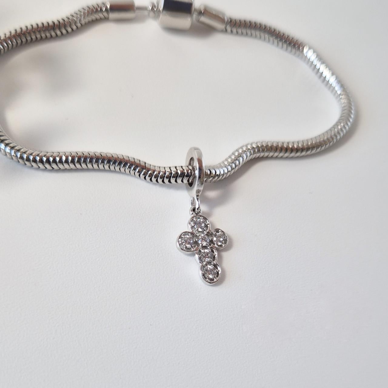 Подвеска-шарм крестик с белыми камнями серебро 925 пробы родированное 1,10 г (38214р)