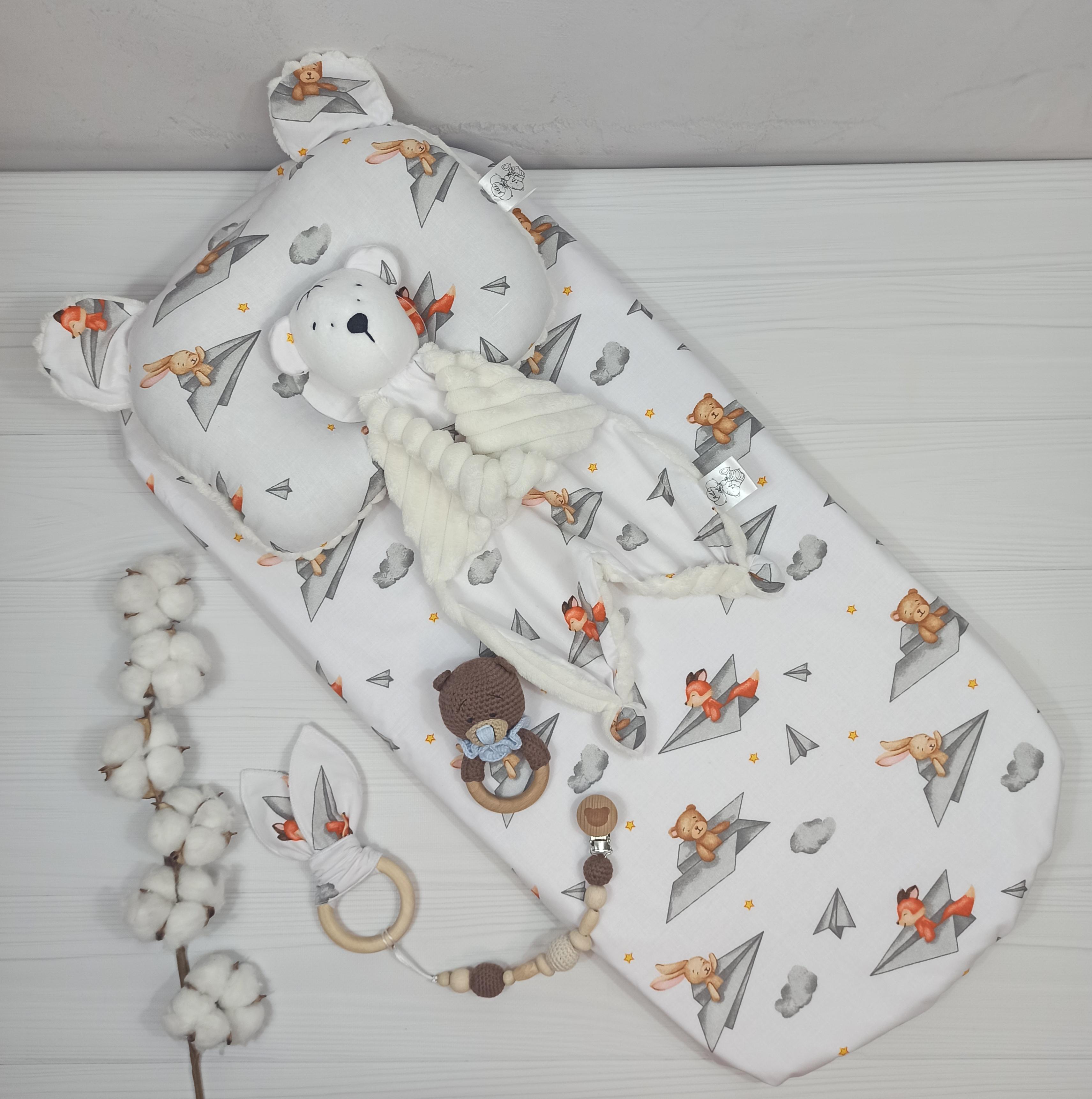 Набор в коляску a.l.babybox Звери в самолете с комфортером Молочный (NA 18189041) Набор в коляску a.l.babybox Звери в самолете с комфортером Молочный (NA 18189041)