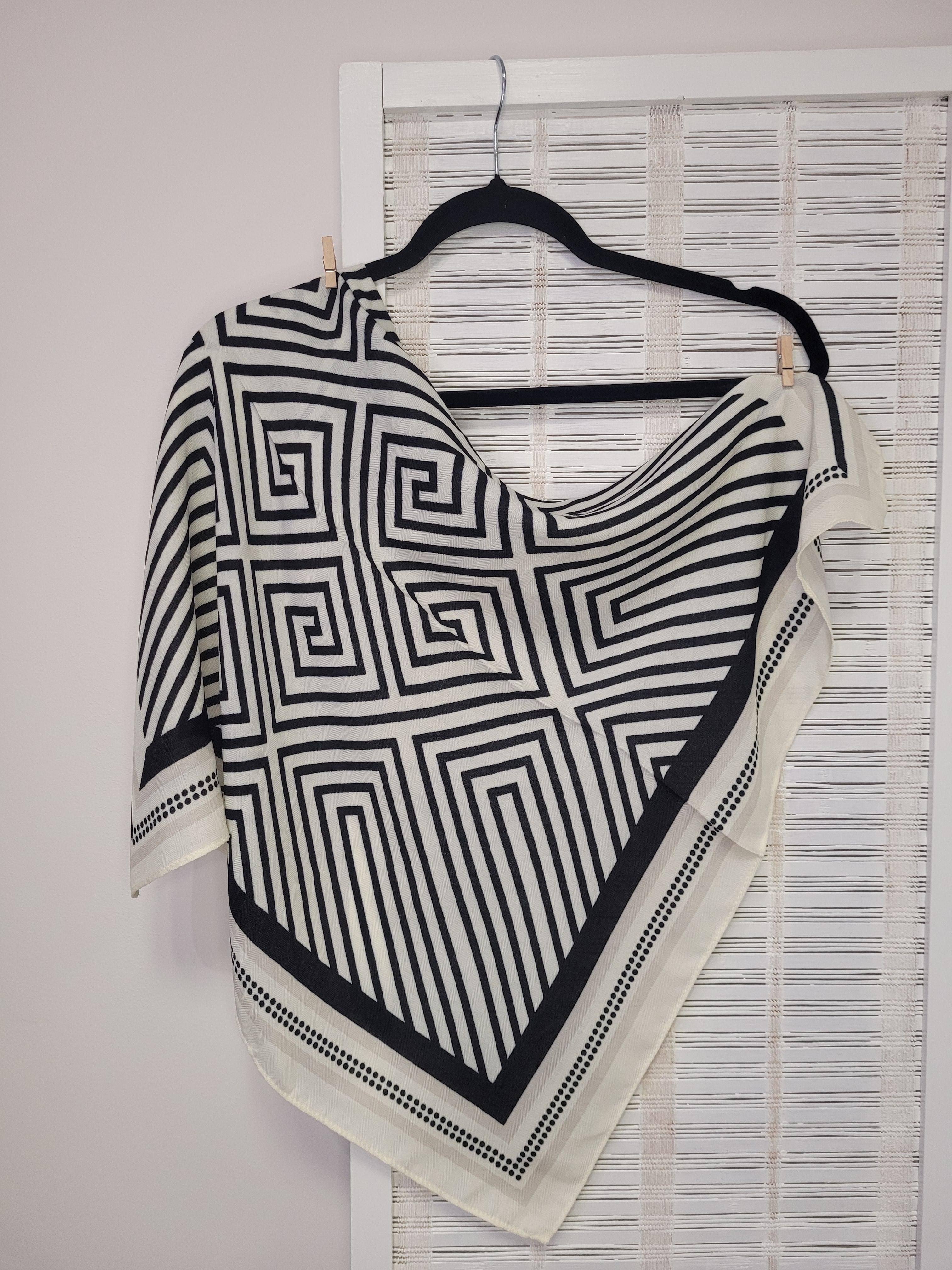 Хустка жіноча шийна з віскози Геометричний принт лінії 70х70 см Біло-чорний (009970)