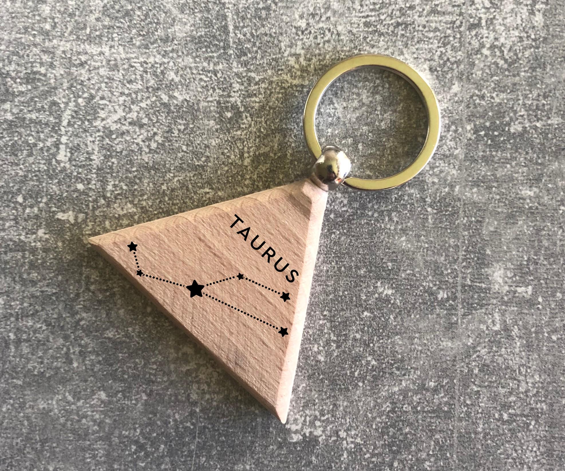 Брелок деревянный треугольный с созвездием зодиака "Телец" (15010304002)