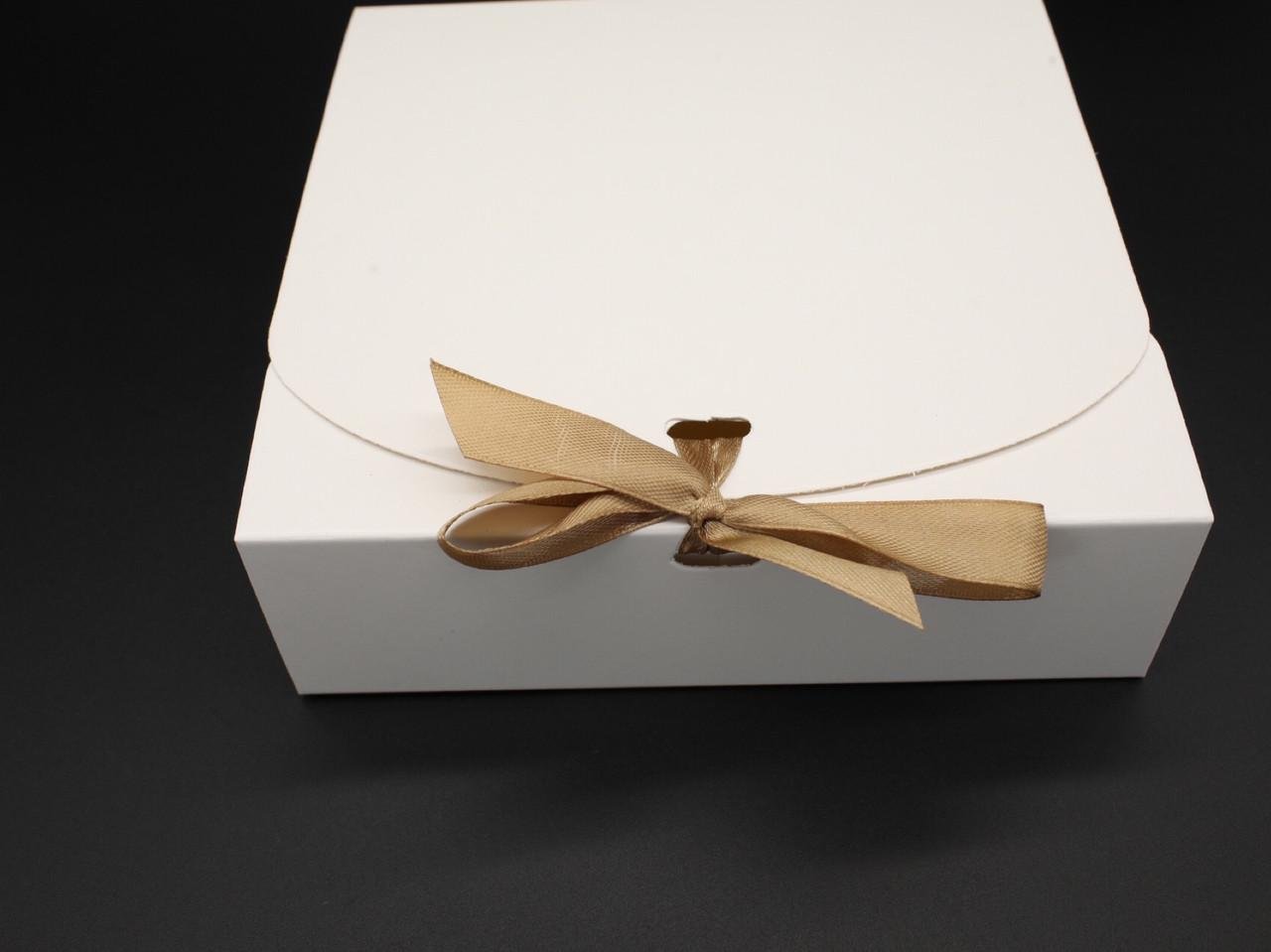 Коробка подарункова зі стрічкою збірна з відкидною кришкою 16,5х16,5х5 см Білий (OA-30) - фото 2 Коробка подарункова зі стрічкою збірна з відкидною кришкою 16,5х16,5х5 см Білий (OA-30) - фото 2