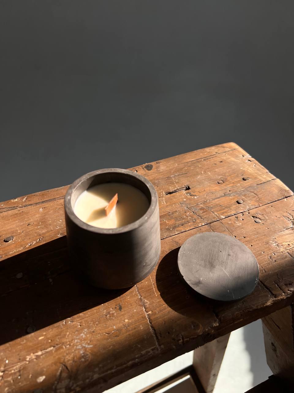 Аромасвеча соевая Библиотека в графитовой гипсовой чашке с крышечкой (28106402)