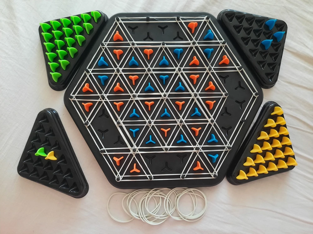 Настольная игра Треугольные шахматы с резинками (162)