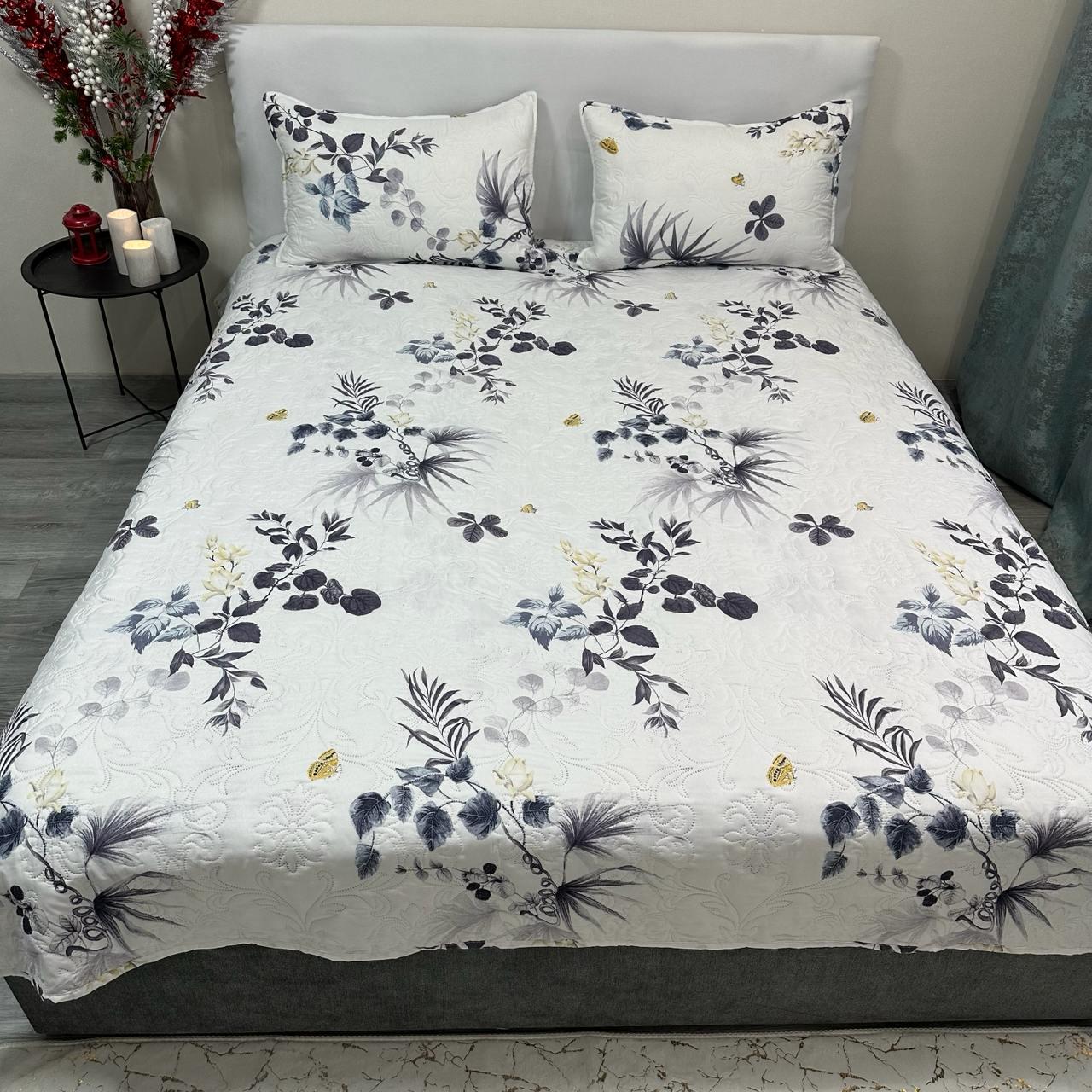 Набор покрывало стеганое с цветочным принтом 200x230 см/2 наволочки 50x70 см Молочный (28711032)