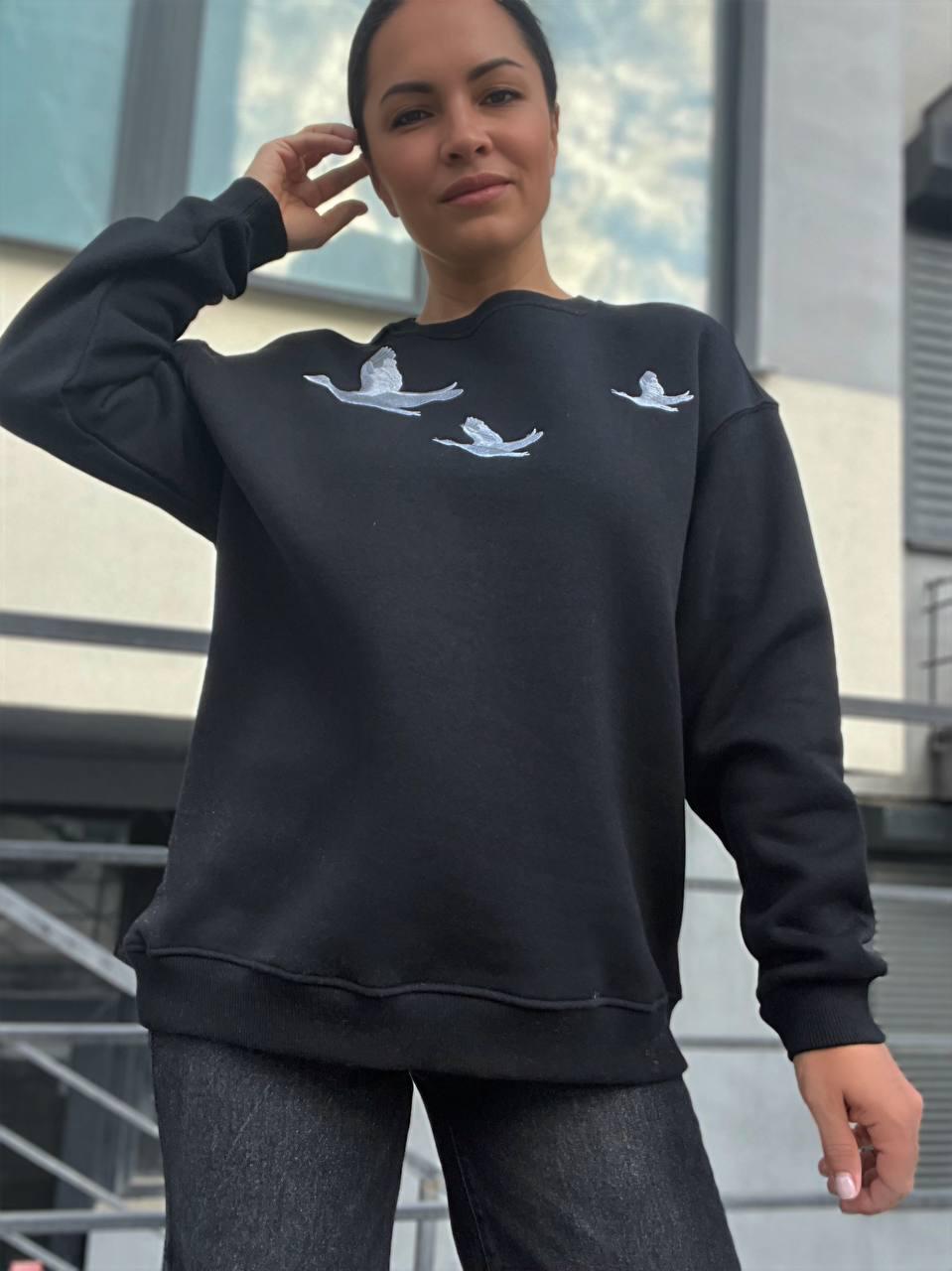 Свитшот женский PEPPER MINT 24-18 вышивка птицы оверсайз утепленный S Черный (973) - фото 9