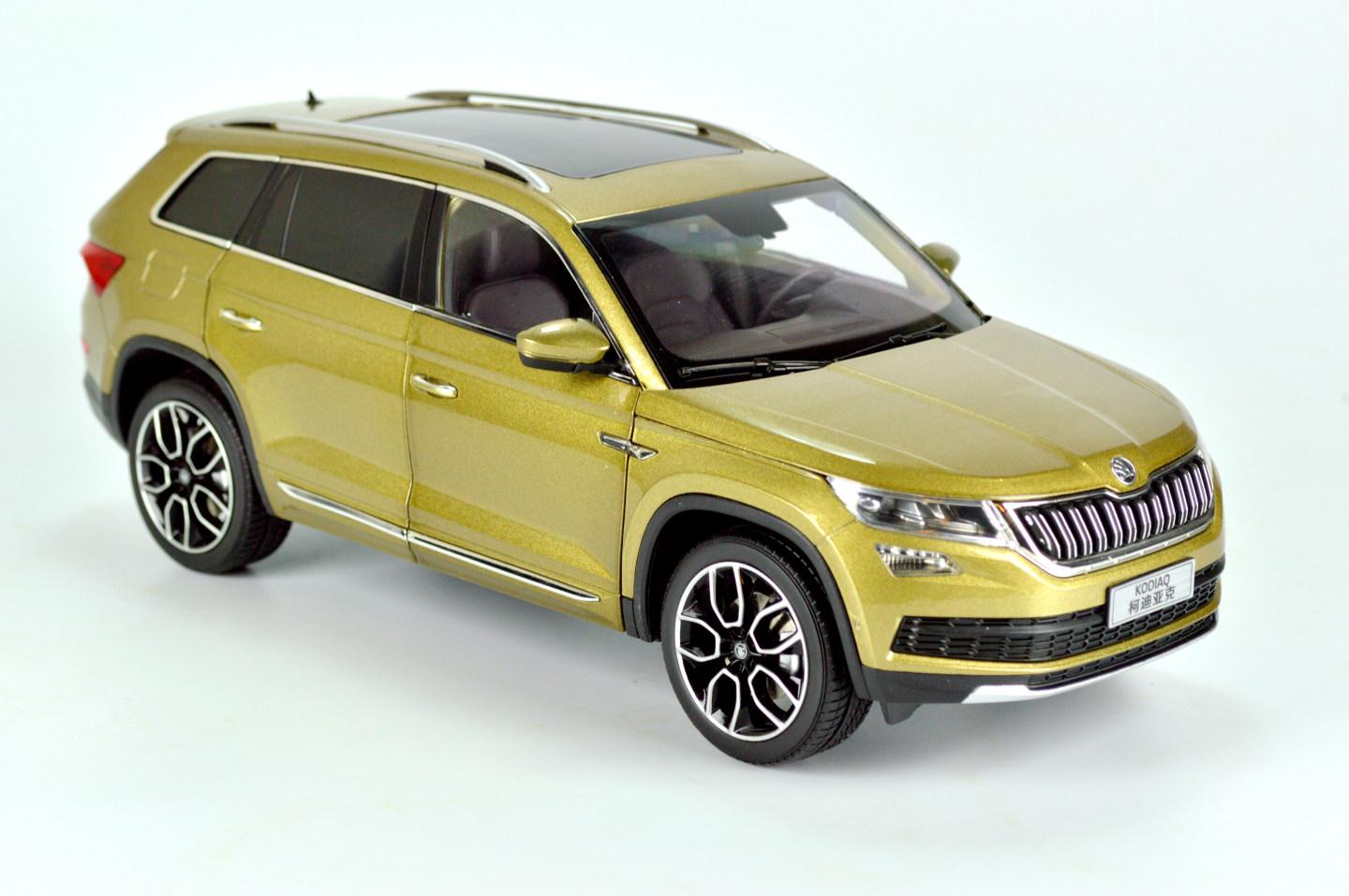 Модель автомобіля Skoda Kodiaq 1:18 Зелений (34)