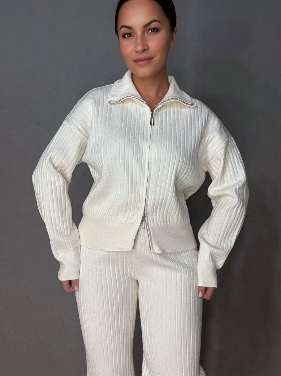 Костюм женский Joy One 376 вязаный в рубчик с кофтой на молнии и брюками палаццо OS Молочный (5601) - фото 7 Костюм женский Joy One 376 вязаный в рубчик с кофтой на молнии и брюками палаццо OS Молочный (5601) - фото 7