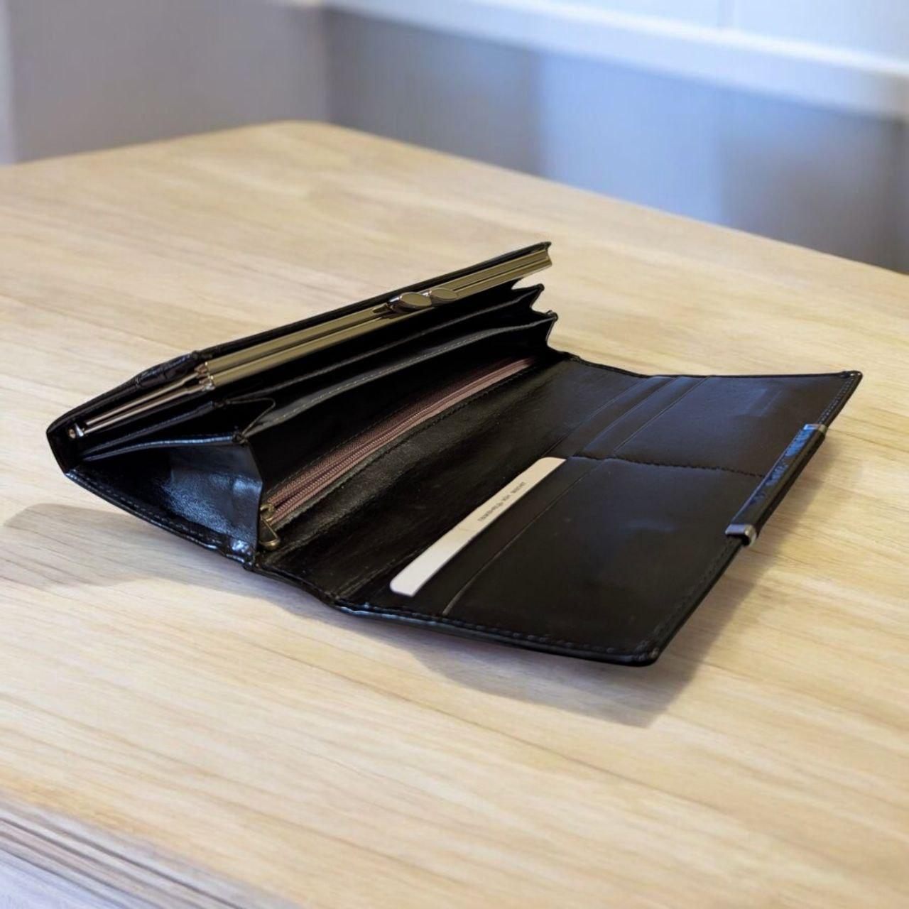 Гаманець жіночий лаковий на магніті з клямкою для дрібниці 19х9,5 см Чорний (К2885) - фото 5 Гаманець жіночий лаковий на магніті з клямкою для дрібниці 19х9,5 см Чорний (К2885) - фото 5