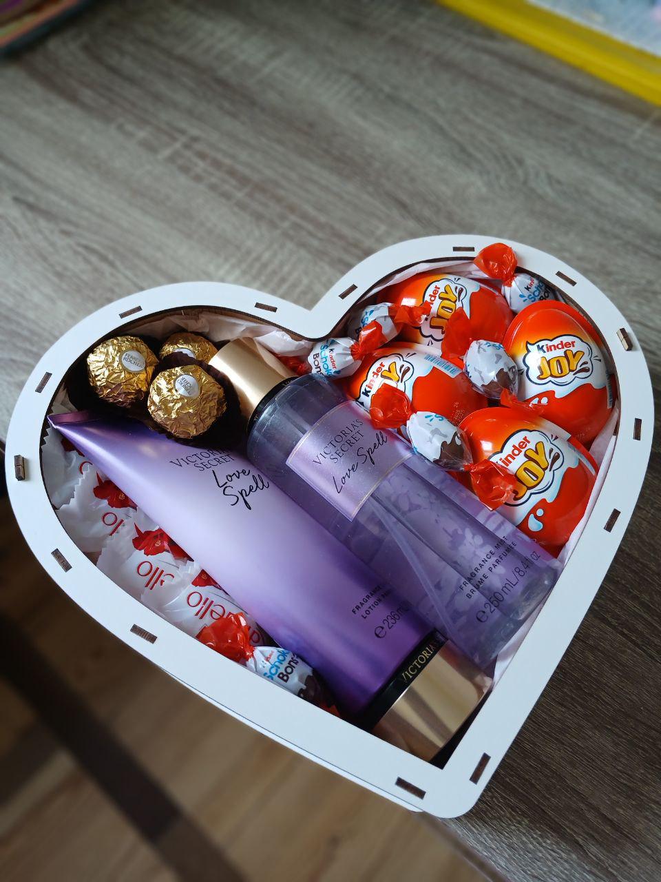 Подарочный бокс Ohmybuket в форме сердца со сладостями Kinder и косметикой Victoria's Secret 28 см (OMB-17-1)