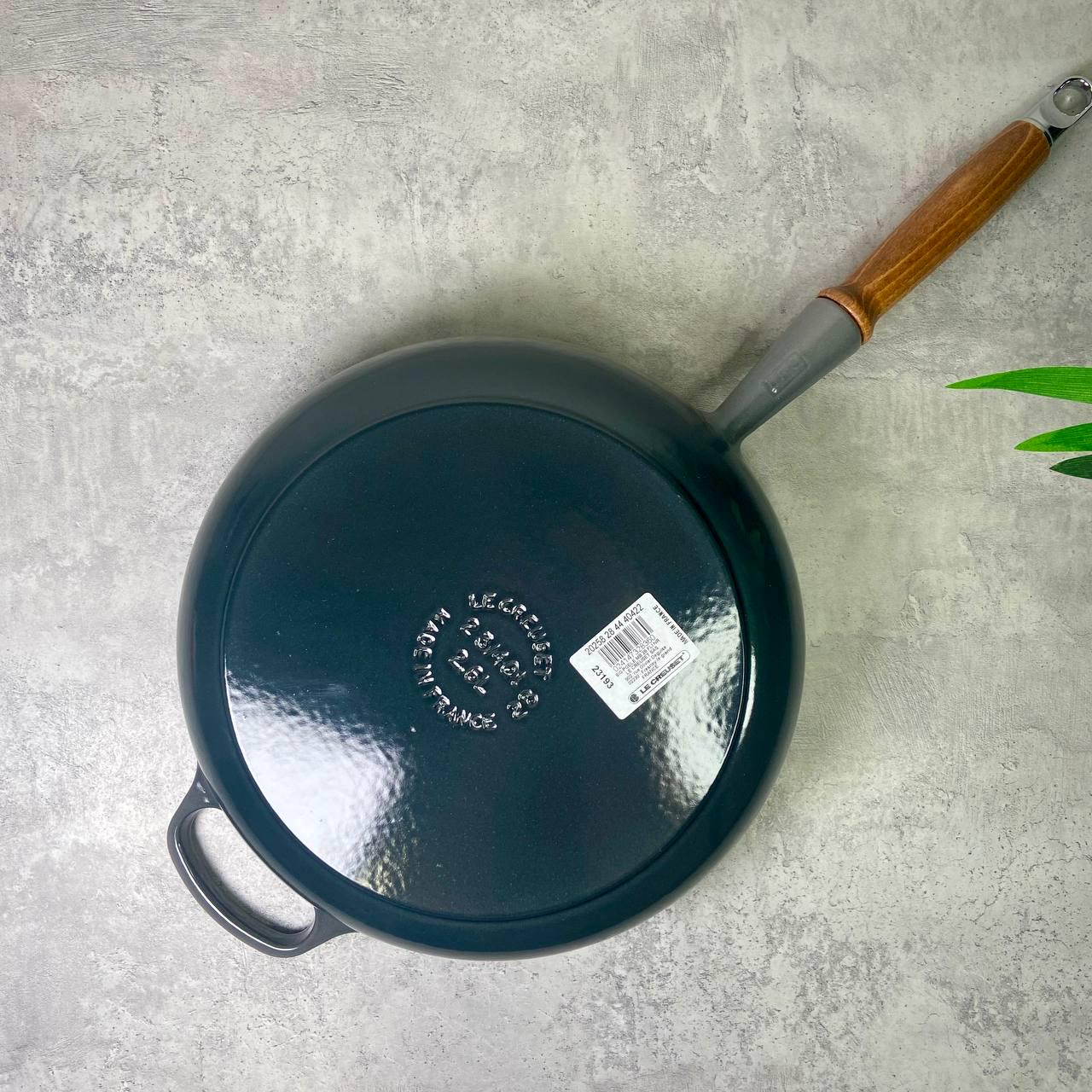 Сковорода Le Creuset Signature с деревянной ручкой 28 см Flint (20258284440422) - фото 5 Сковорода Le Creuset Signature с деревянной ручкой 28 см Flint (20258284440422) - фото 5