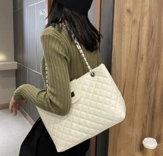 Сумка женская стеганная на цепочке 33x22x10 см Белый (11252) - фото 3 Сумка женская стеганная на цепочке 33x22x10 см Белый (11252) - фото 3