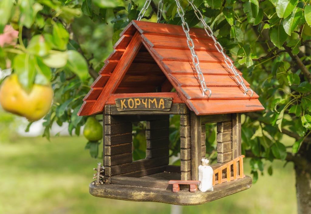 Кормушка для птиц подвесная Корчма из дерева с системой подвесного крепления 29×27×34 см