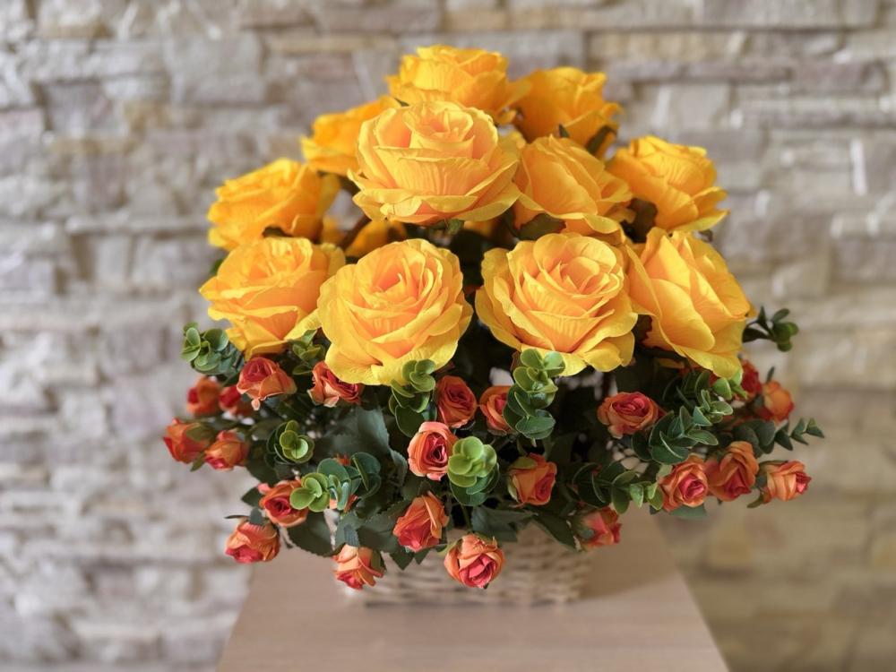 Корзина из лозы с букетом желтых роз Пластмакс (L033) Корзина из лозы с букетом желтых роз Пластмакс (L033)