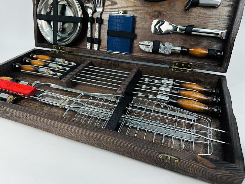 Набор шампуров с аксессуарами для пикника Шашлычник в деревянном кейсе ручной работы 39 предметов Коричневый (138-10-KS-7503) - фото 5 Набор шампуров с аксессуарами для пикника Шашлычник в деревянном кейсе ручной работы 39 предметов Коричневый (138-10-KS-7503) - фото 5