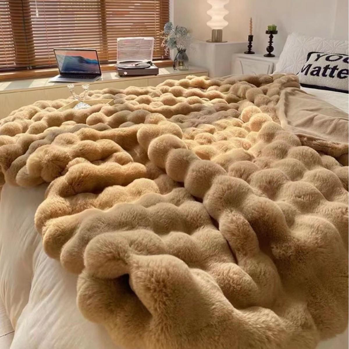 Плед корейский стиль Koloco Кролик евро толщина 5 см 200х220 см Светло-коричневый (40224) - фото 1 Плед корейский стиль Koloco Кролик евро толщина 5 см 200х220 см Светло-коричневый (40224) - фото 1