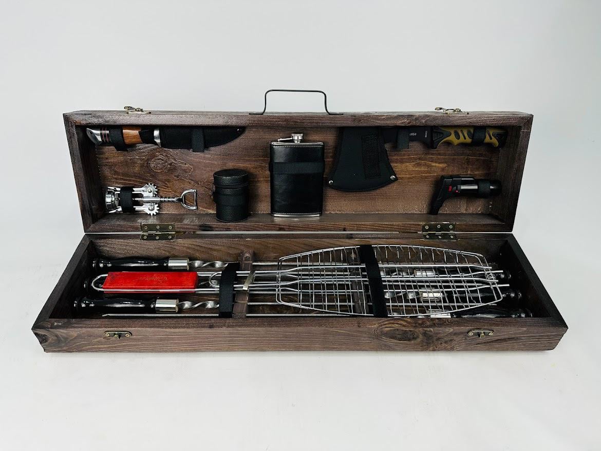 Подарунковий набір шампурів Дроворуб у кейсі з натурального дерева та нержавіючої сталі з 16 предметів Коричневий (143-10-KS-7701) Подарунковий набір шампурів Дроворуб у кейсі з натурального дерева та нержавіючої сталі з 16 предметів Коричневий (143-10-KS-7701)