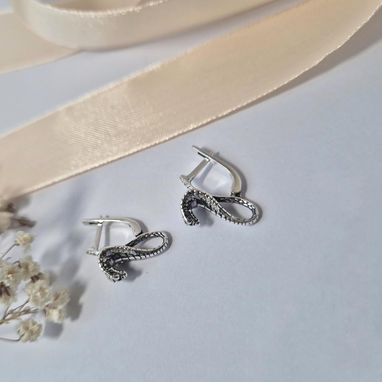 Серьги серебряные Кобра в камнях серебро 925 пробы черненое 3,70 г (5588ч)