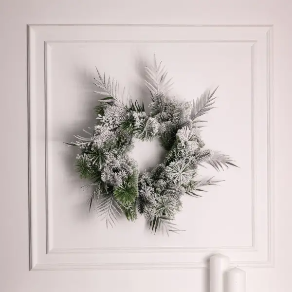 Вінок штучний хвойний Святковий засніжений Зелений/Білий - фото 2 Вінок штучний хвойний Святковий засніжений Зелений/Білий - фото 2
