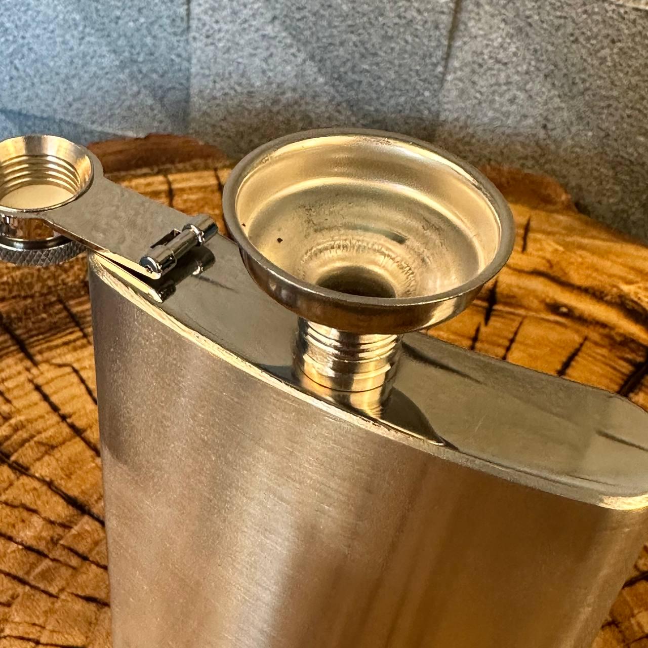 Набор фляга для алкоголя и 4 рюмки под гравировку в подарочной коробке - фото 2 Набор фляга для алкоголя и 4 рюмки под гравировку в подарочной коробке - фото 2